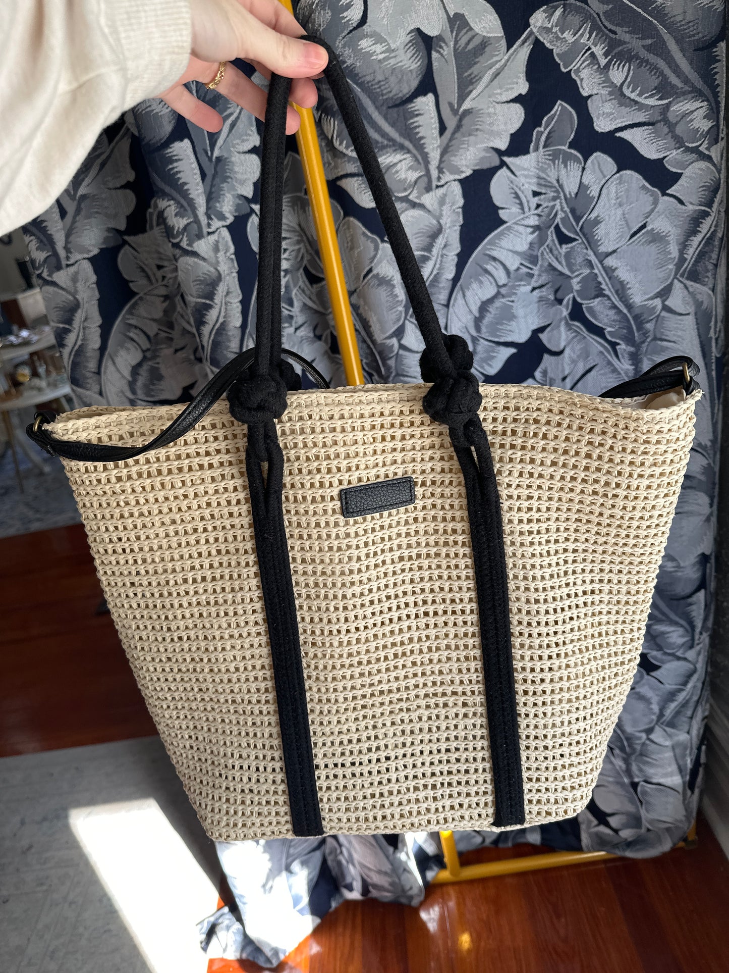 Straw tote w/black handles and crossbody strap