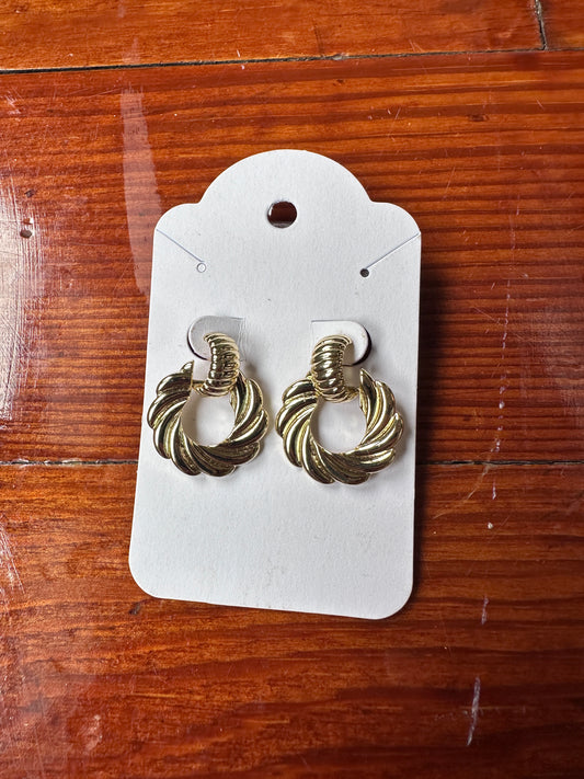 Gold vintage circle earrings