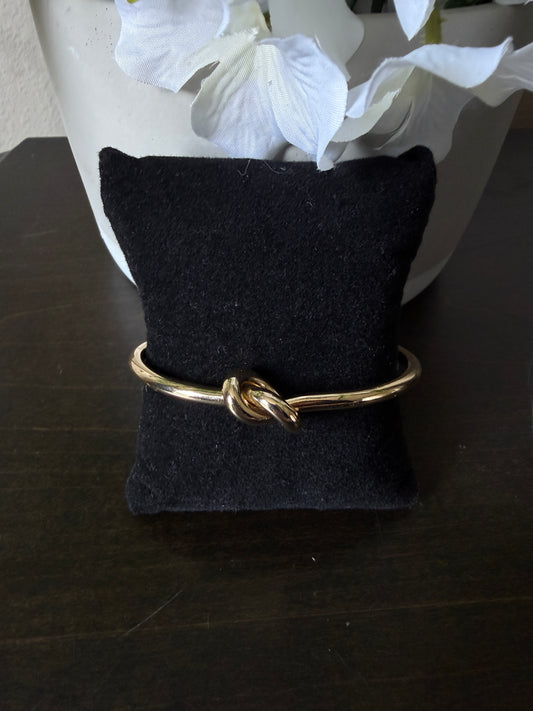 Gold knot bracelet